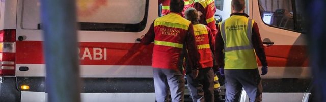 Tallinnas tagurdas kaubaauto kõnniteel naisele otsa