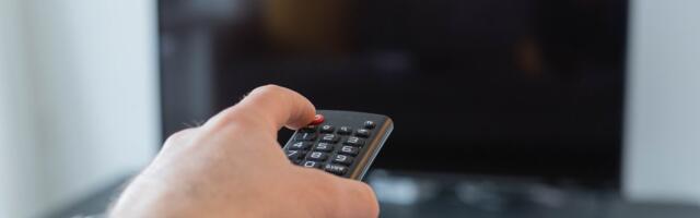 Držite dugme za paljenje 10 sekundi: Trik koji trenutno ubrzava svaki Smart TV