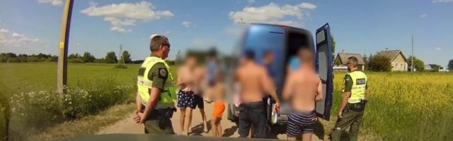 VIDEO | Setomaal kahtlase manöövri tõttu peatatud kaubikust tuli välja 29 inimest