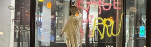 VIDEO JA FOTOD | Paavstiks riietunud isik tegi öösel grafiti Tallinna ostumeka uksele. Viru keskus_ teiste vara sodimine ei ole tolereeritav