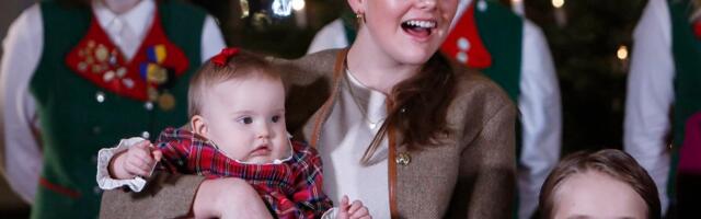 VIDEO | Rootsi kuninganna Silvia ehitis koos lapselastega jõulukuuski, tähelepanu röövis aasta algul sündinud printsess