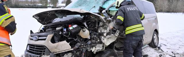 Jäävihm on üle Eesti põhjustanud mitmeid avariisid, teeolud on jätkuvalt ohtlikud