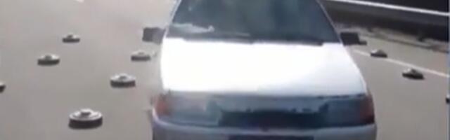 Kartmatud ukrainlased sõidavad Kiievi teedel otse üle maamiinide