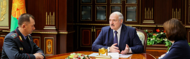 Lukašenka tahab võtta endised sõjaväelased rahvamalevatesse ja anda neile relvad