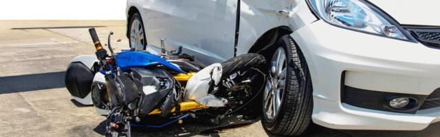 Težak udes u Nišu: Direktan sudar motora i taksija