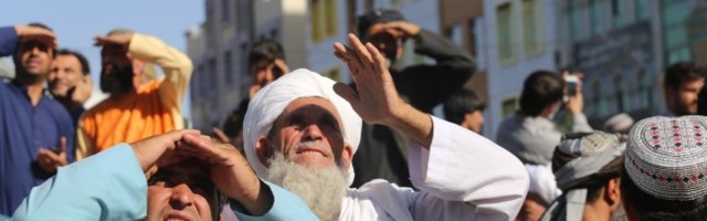 Talibani karistused: nelja väidetava kurjategija surnukehad tõmmati linnaväljakul kraana otsa