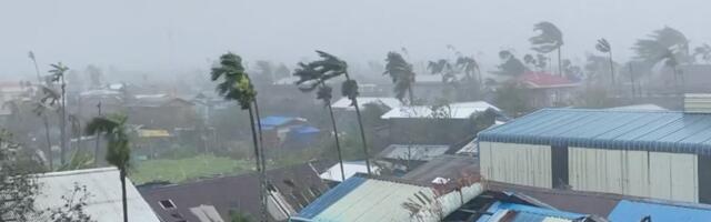 Bengali lahe ääres ujutab tsüklon üle tänavaid, teismeline poiss jäi murdunud puu alla ja suri