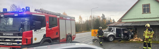 PILDID: Maaritsas sõitis auto puukuuri sisse