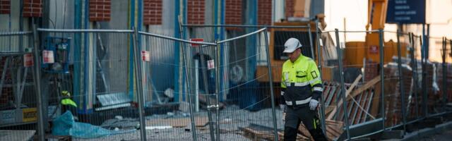 Teadmatus viis õnnetuseni: töötaja sai kätele raske keemilise põletuse, kuigi kasutas kindaid