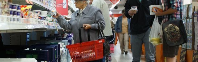 Müügi- ja teenindussaalides tuleb jälgida inimeste arvu ja need tuleb varustada desovahenditega