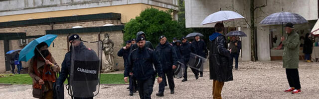 Ukraina näitleja esines Veneetsia biennaali ees, Putini näoga mask jalge vahel