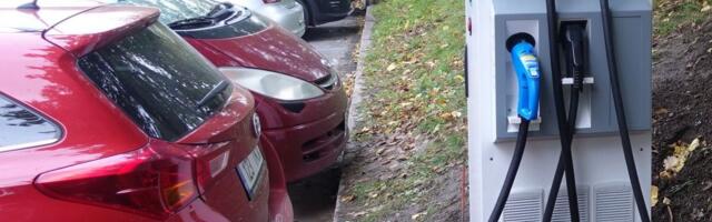Tartu kesklinnas asuvad elektriautode kiirlaadijad saavad uue operaatori