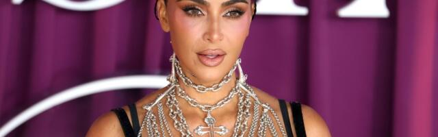 KLÕPS | Kim Kardashian poseeris ajakirja kaane jaoks alasti, tõsielustaari kumerusi kattis vaid kehavärv