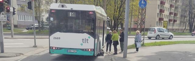 FOTO | Tallinnas sõitis bussijuht otsa eakale naisele. Kannatanu toimetati haiglasse
