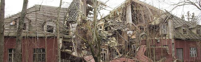 Vii­nis­tu en­di­ne koo­li­ma­ja va­ri­ses kes­kelt kok­ku