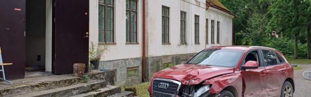 FOTO | Väidetav surnuaiarüüstaja Kairi Kärner on jälle probleemide keskel. Politsei leidis ta mõisa juurest lömmi sõidetud auto