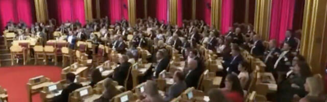 VIDEO: Norra parlament aerutas oma vutimeeskonna toetuseks