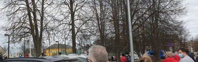 FOTOD | Tormijooks Tallinna vaktsineerimiskeskustele: teade nooremaealiste kaitsepookimisest tõi kohale hordid, personal hädas