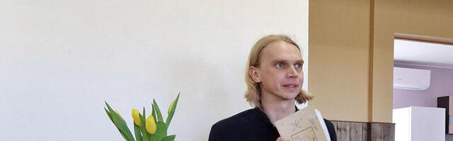 Kõn­nu kü­la­va­nem KUL­DAR PÄRN esit­les oma  luu­le­raa­ma­tut