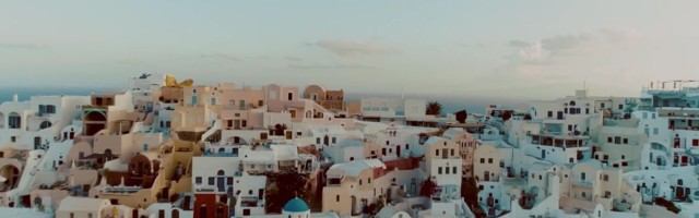 Suvereporter seikleb maailma üheks romatilisemaks saareks nimetatud Santorinil