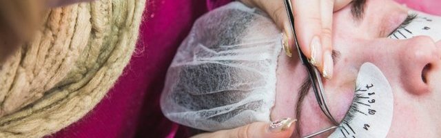 "Täna keegi ripsmehooldust teeb?" - iluteenuste nimel eiravad naised tervet mõistust ja eriolukorra reegleid