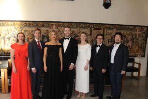 Kas valgusvihk pilkasel teel või spordivõistlus?