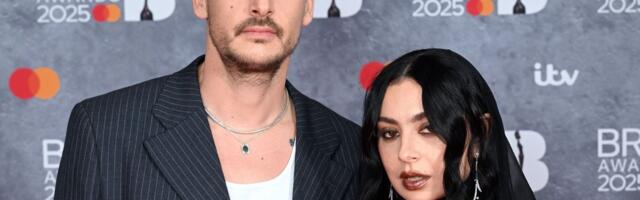 Hõissa, pulmad! Lauljanna Charli XCX abiellus menubändi trummariga