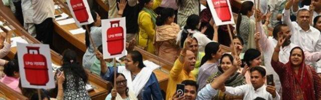 Šokantno! Indijci izmislili novog Boga: Posle krava i Trampa, klanjaju se plinskoj boci (VIDEO)