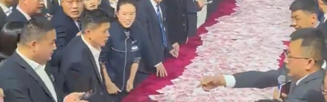 VIDEO: Hiinas said töötajad krabada laua pealt raha nii palju kui suutsid