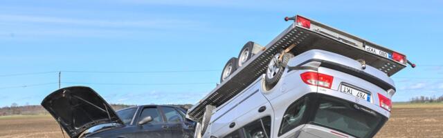 FOTOD | Jõgevamaal paiskus auto koos haagisega kraavi