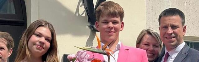 KUI ÄGE ROOSA ÜLIKOND: Jüri Ratas jagas tähendusrikast kaadrit oma teismelisest pojast