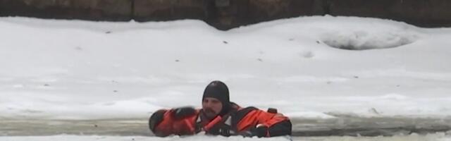 Tartus Emajõel jäi läbi jää vajunud päästja voolu tõttu hätta