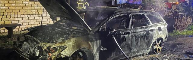 PILDID: Viljandi vallas põles sõiduauto