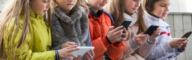 „Õpilased istuvad koolikoridoris nagu jaaniussikesed oma nutiseadmetes.“ Kes peaks reguleerima laste nutikasutust koolis?