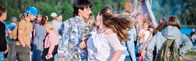 FOTOD JA VIDEO | Meeleolukas jaaniõhtu Viljandi järve ääres meelitas kohale sadu pidulisi