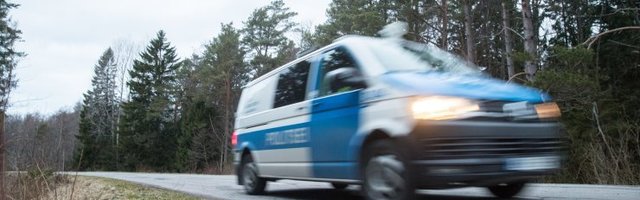 Joobes naine sõitis Sauel vastu puud, haiglasse toimetati kaks inimest