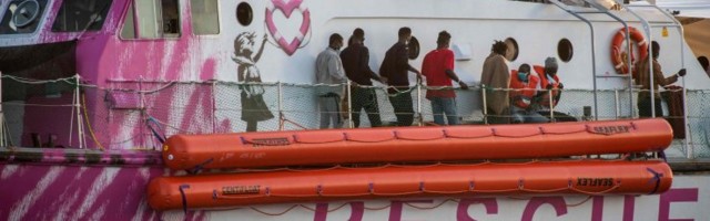 VIDEO | Banksy rahastatud päästepaat põgenikega sattus ise Vahemerel hätta