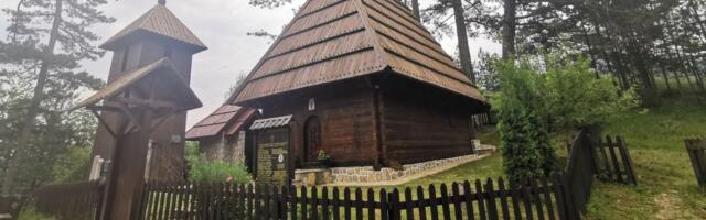 Ona je netaknuti biser skriven u borovoj šumi! Iako je od drveta božjom voljom odolela je vekovima