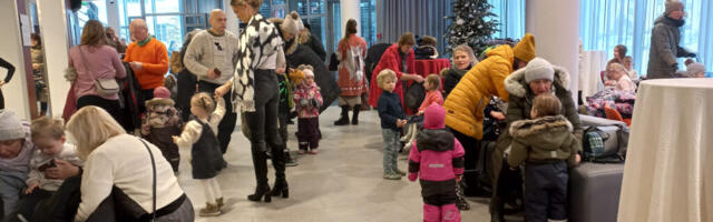 PÄRNU LINNAORKESTER VIIS LASTEGA PERED MUUSIKARÄNNAKULE