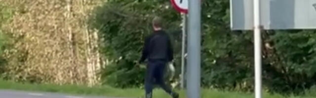 VIDEO: joobes sell sammub Otepääl mööda maanteed, viinapudel käes