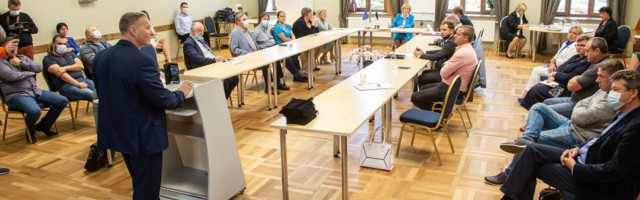 Jõhvis käib taas sebimine võimu pärast, opositsioon uurib kosilasi