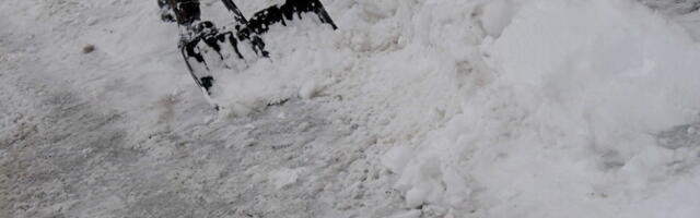 Pärnu linnavõim hakkas lumiseid kõnniteid taas soolatama