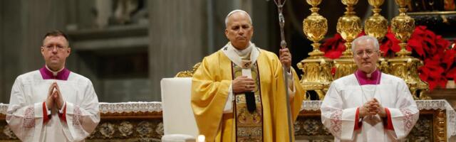 PAPA LAV XIV LIČNO NOSIO DRVENI KRST NA KRSNOM PUTU Prvi put posle više decenija: "važan znak onoga što papa predstavlja - duhovnog vođu u današnjem svetu"