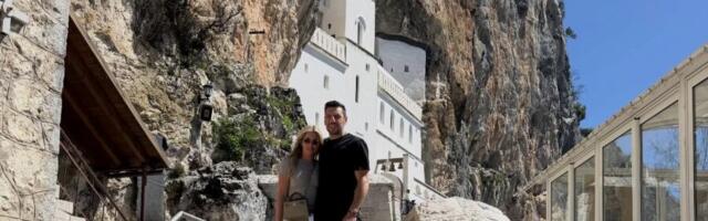 ČUVENA SVETSKA ZVEZDA DOVELA LEPU SUPRUGU I DECU U SRPSKU SVETINJU: Prevalio put preko okeana i stao sa porodicom pred manastir