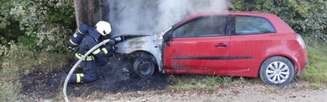 Pääste: kustutati põlema süttinud auto ja päästeti lukustunud autos koer