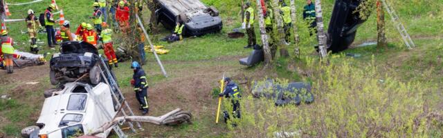 Tõsine õppus: päästjad lavastasid Tartus Sõpruse silla kõrval viie autoga avarii