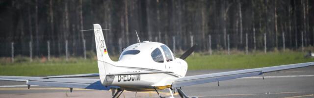 Soomes kukkus lennuk metsa vahele