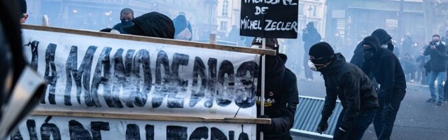 Mustanahalist produtsenti peksnud Pariisi politseinikud on kohtu ees