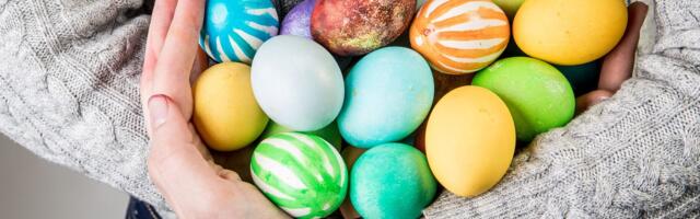 Munapühade nipid: kuidas värvida mune köögisahtlist leitud varandusega