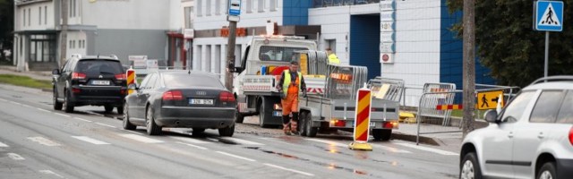 VIDEO JA FOTOD | Tallinnas Kadaka teel lõhkes veetoru, kell 20 suletakse Ehitajate tee poole suunduv sõidusuund